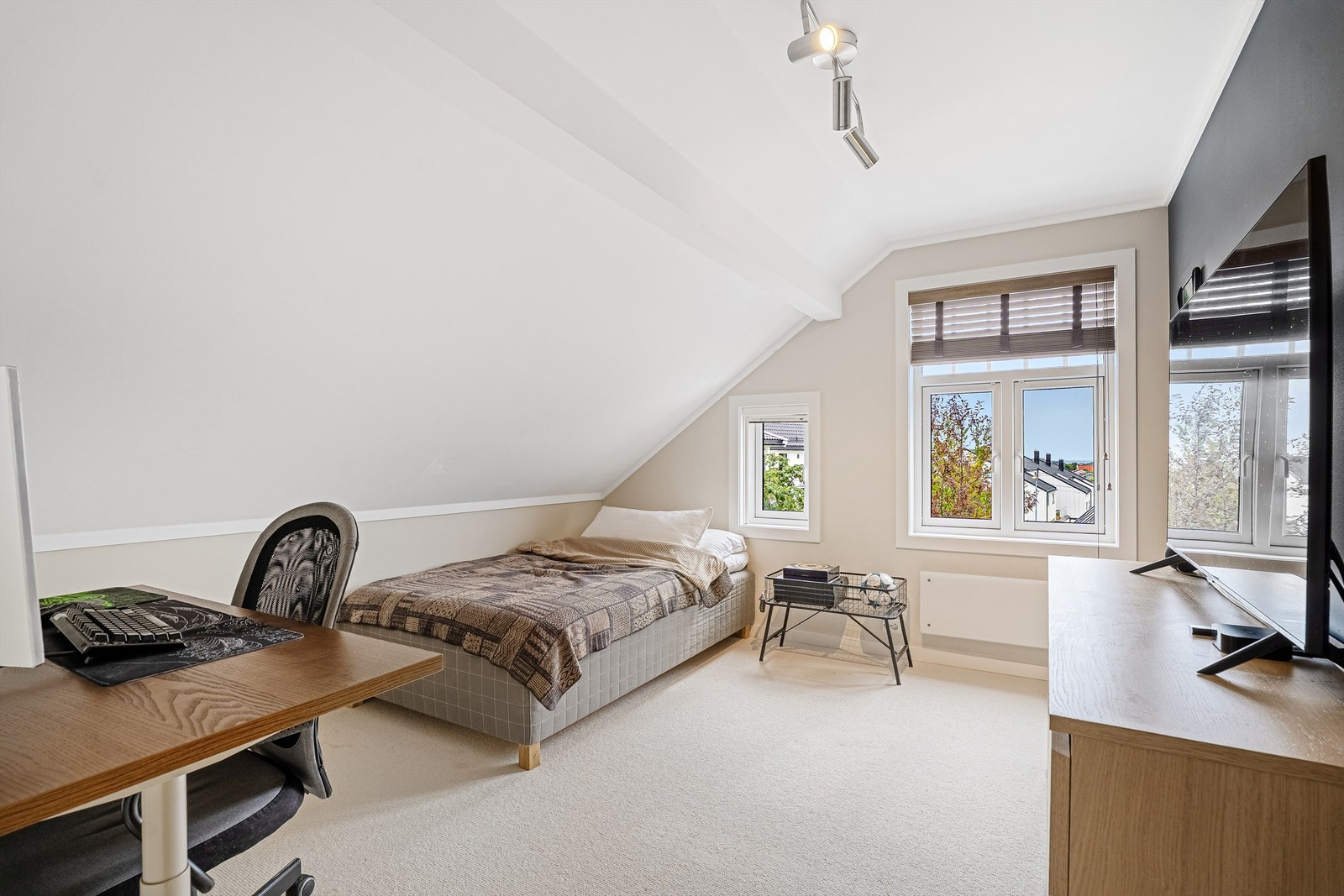 Alle soverom i 2 etasje er av god størrelse og har vegg til vegg teppe Galleribilde