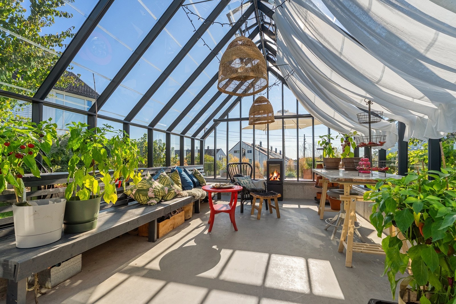 Stort drivhus med god plass til både planter og møblement slik at du kan invitere venner og familie Galleribilde