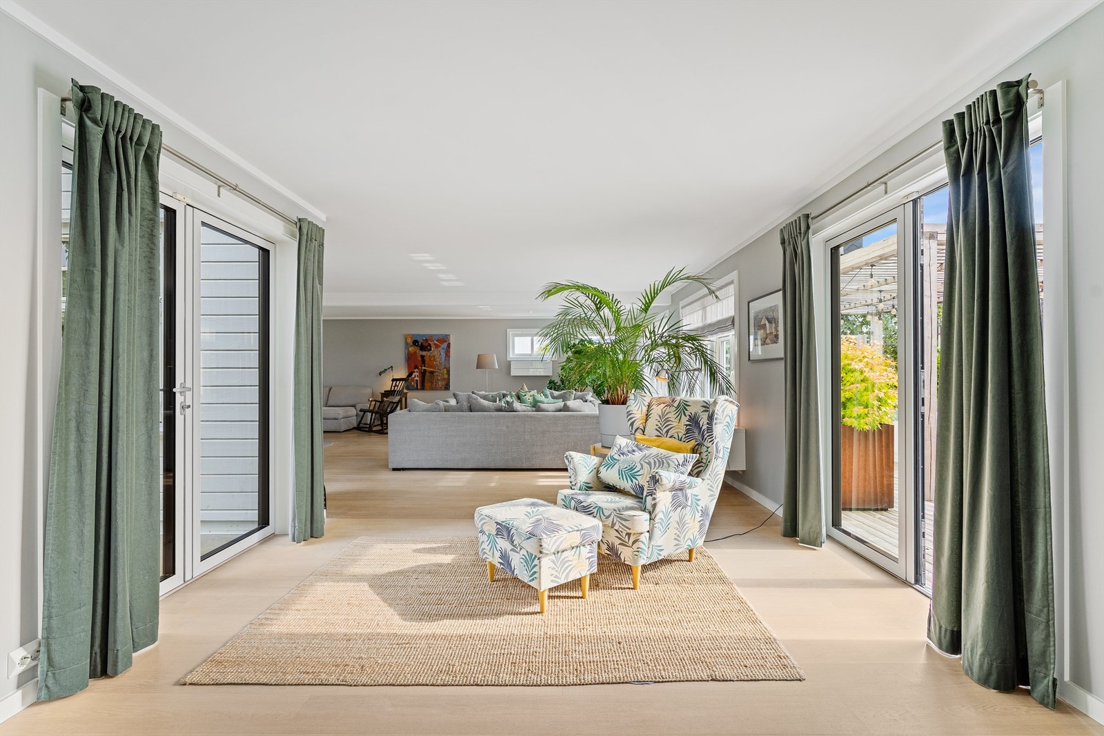 Åpent og romslig, med en sømløs overgang fra boligen til tilbygget Utgang terrasse på begge sider. Galleribilde