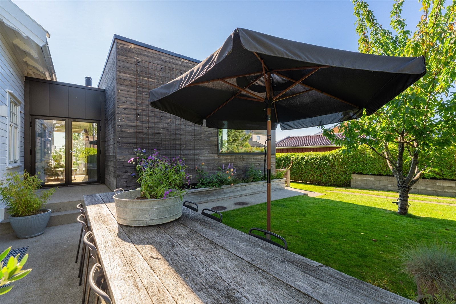 Rask og enkel tilgang på kjøkkenet fra spisegruppen Galleribilde