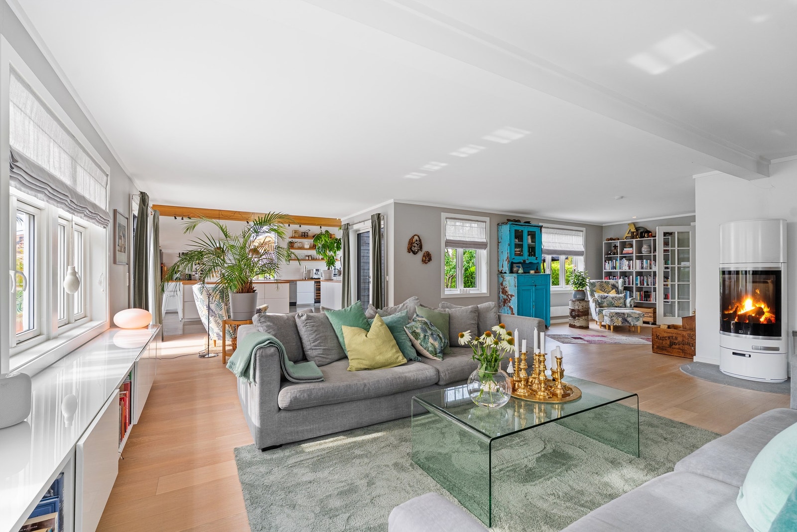 Romslig stue med kleberstein peisovn. Varmepumte. Galleribilde