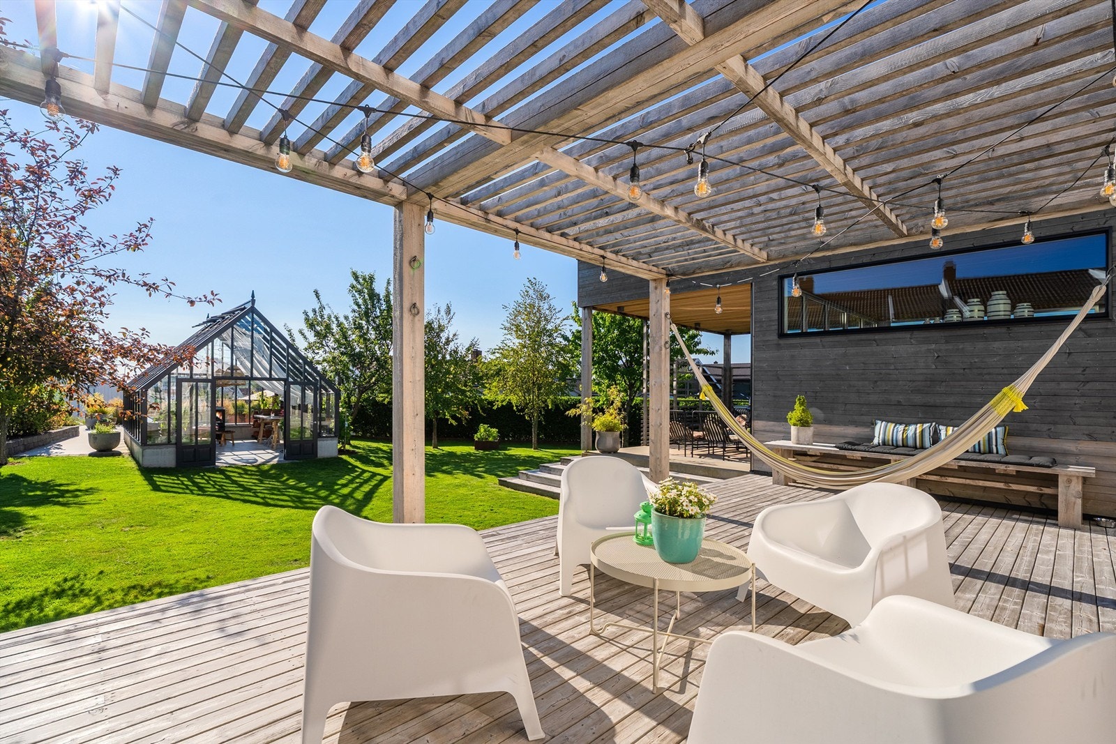 Uteplassen utenfor stuen. Galleribilde