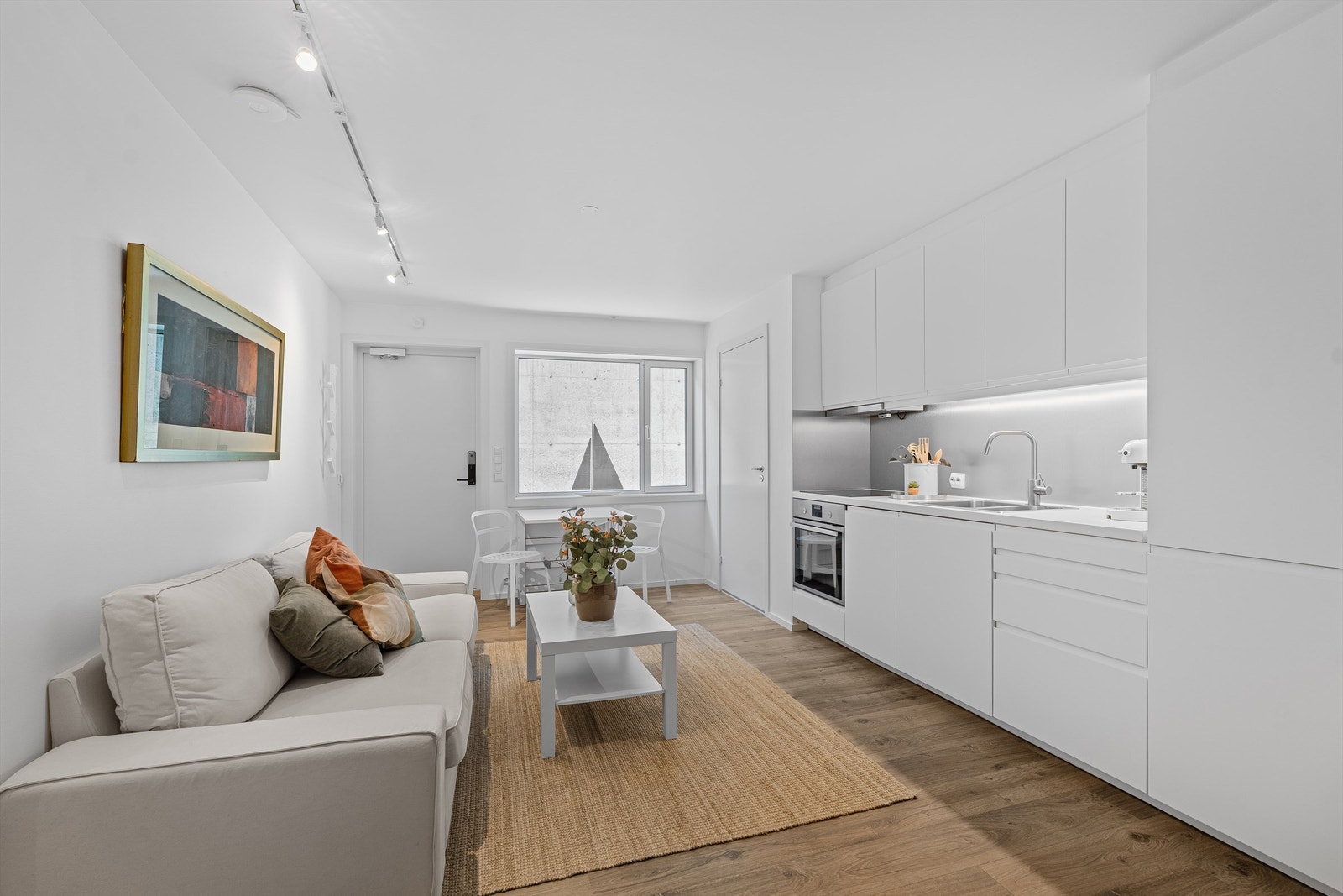 Moderne og tidløs stil i utleiedel med egen adgang . Leieinntekter på kr 12.000 ,- pr mnd ekskl strøm Galleribilde