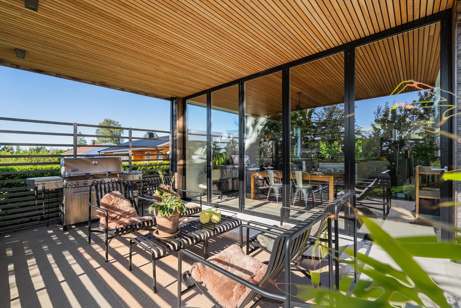 Påkostet foldedører, spiletak og eksklusive spotter i taket - flott helårsplass! Galleribilde