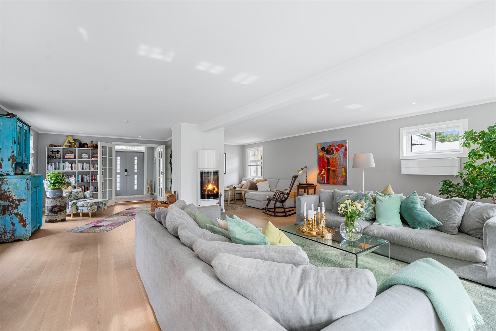 Stor flott stue med plass til flere soner og sofagrupper Galleribilde