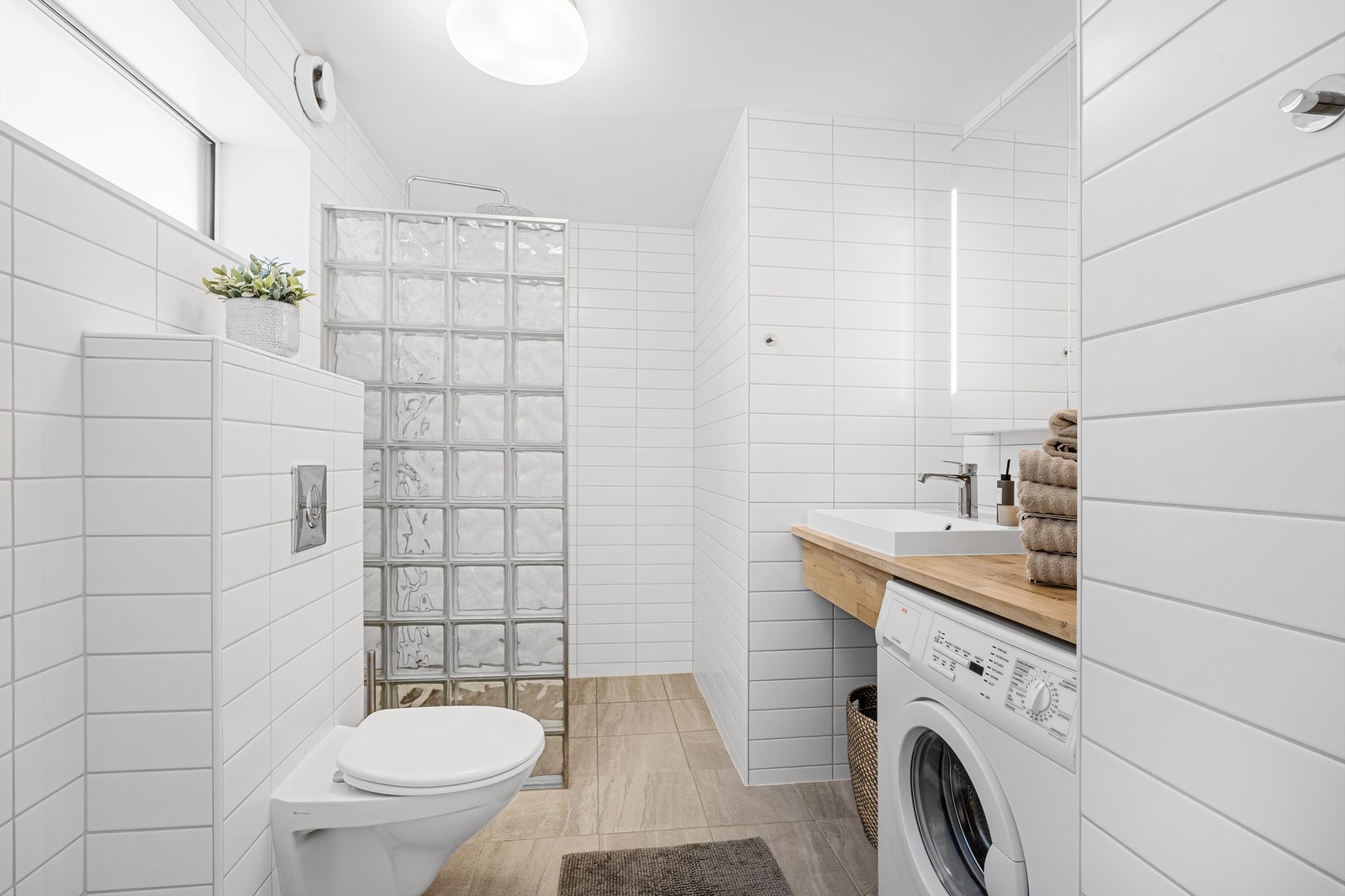 Pent bad på leiligheten med dusj, wc, vask og opplegg for vaskemaskin Galleribilde