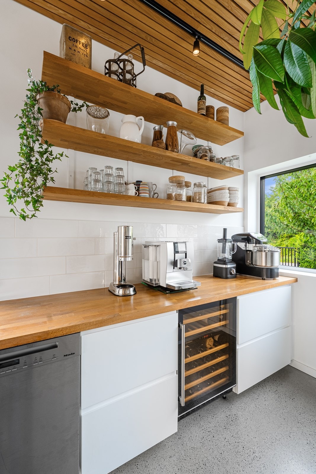 Solide og stilige eikehyller som står i stil til spiletaket og benkeplaten. Vinskap får du også! Galleribilde