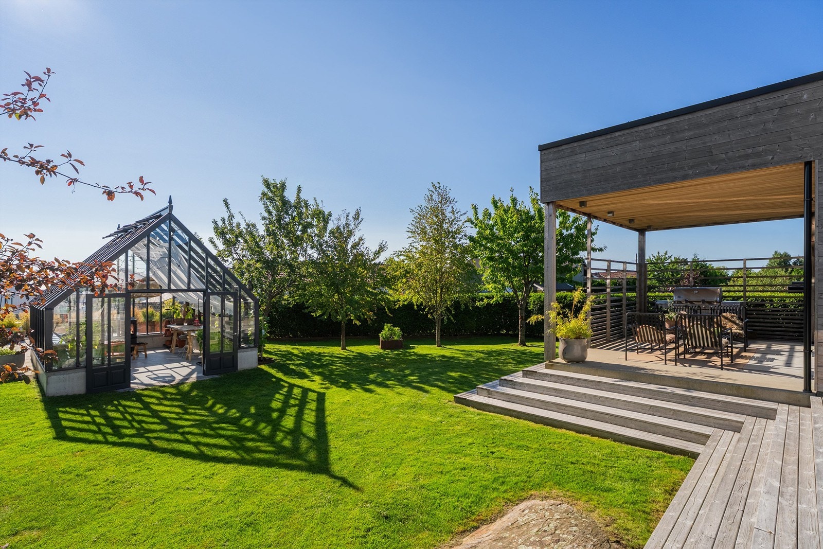 Fantastisk opparbeidet uteområde med gode solforhold Galleribilde