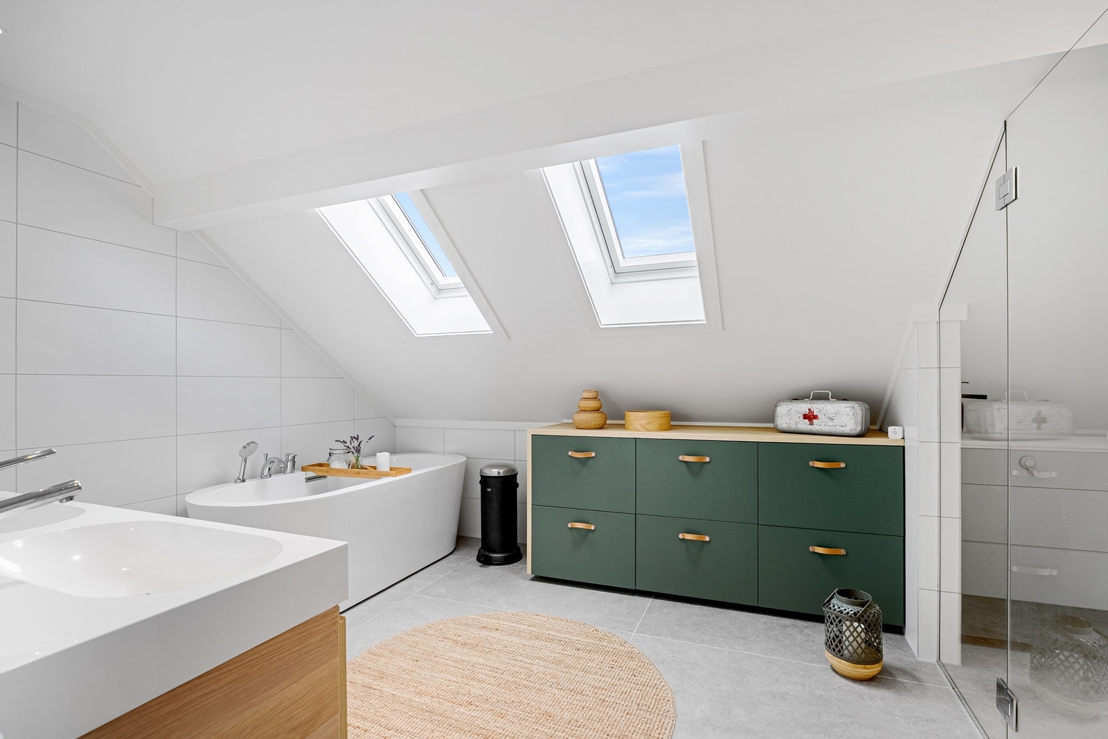 Her får du mer enn nok plass til toalettsaker og håndklær! Galleribilde