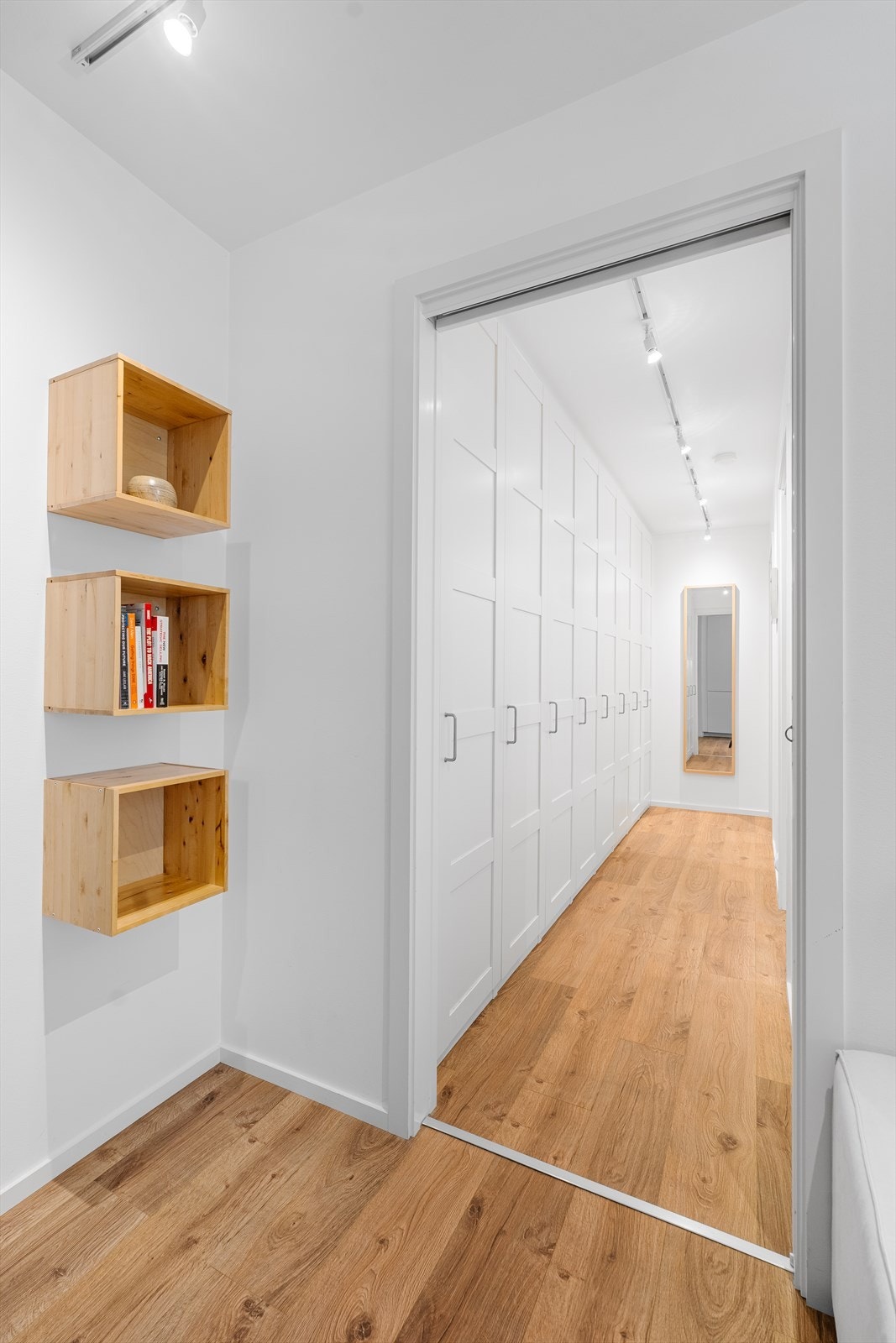 Gang med meget god garderobeplass i leiligheten Galleribilde