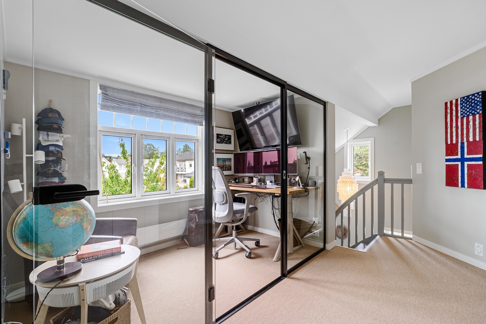 Kontor i 2 etasje med glass vegger for arbeidsro Galleribilde