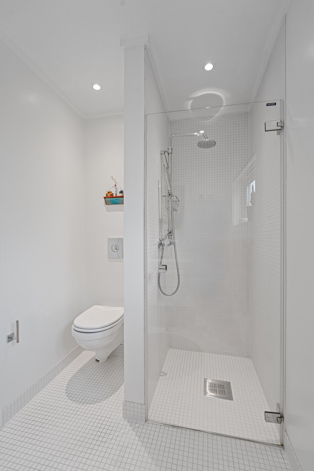 Lyst og tidløst bad med wc og dusj Galleribilde