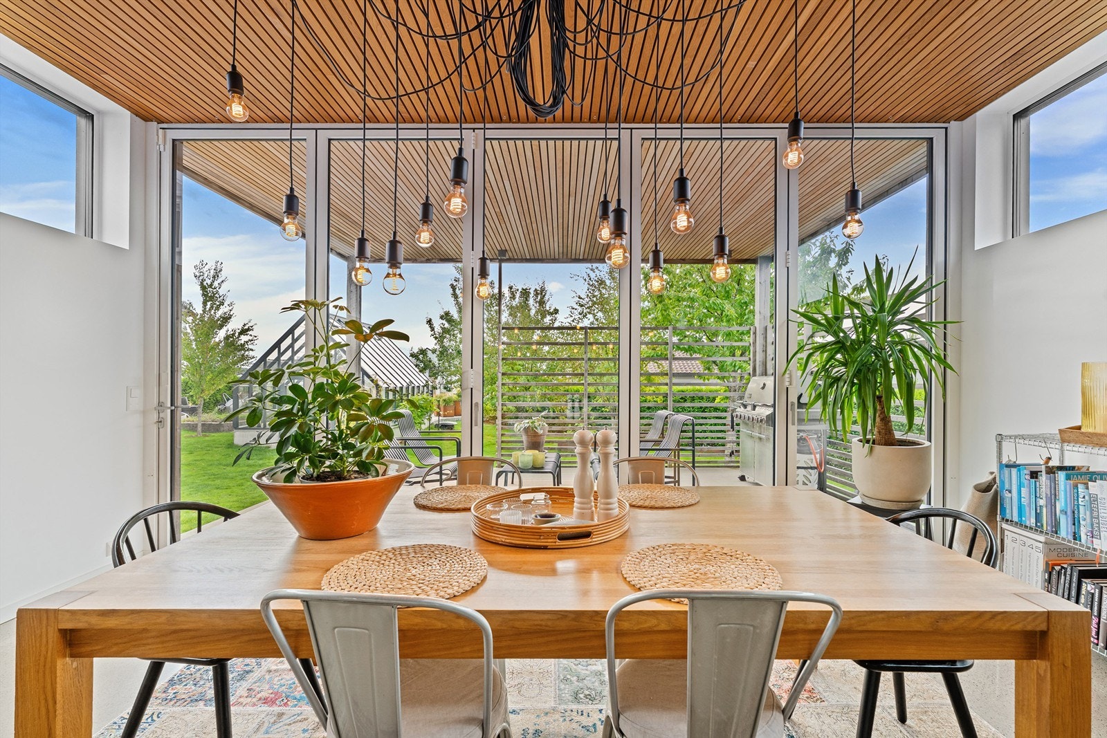 Hyggelig spisestueplass med skyvedører ut på terrassen. Galleribilde