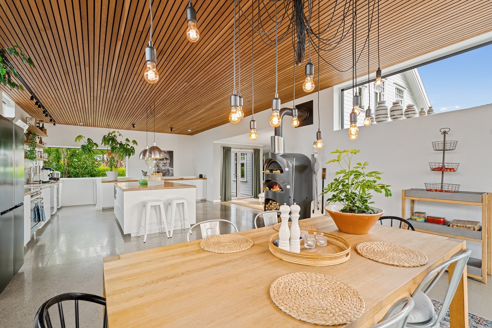 Tilbygget inneholder et stort eksklusivt kjøkken og spiseplass Galleribilde