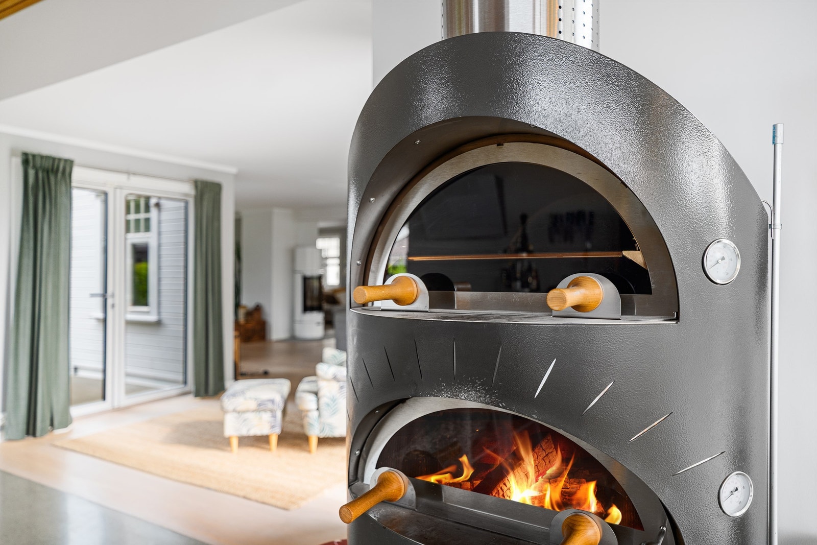 Premium modell pizzaovn fra Alfra Forni med praktiske løsninger som gjør pizzalagingen til en lek Galleribilde