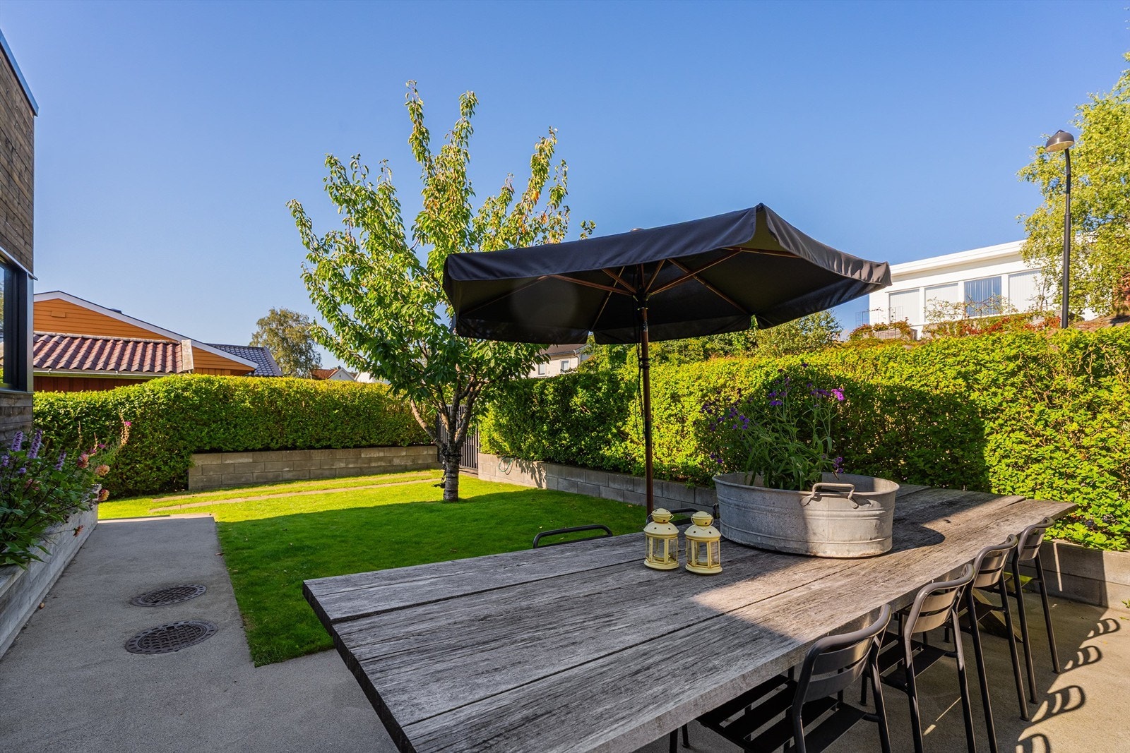 Usjenert og lunt område bak tilbygget med god plass til langbord og store selskap Galleribilde