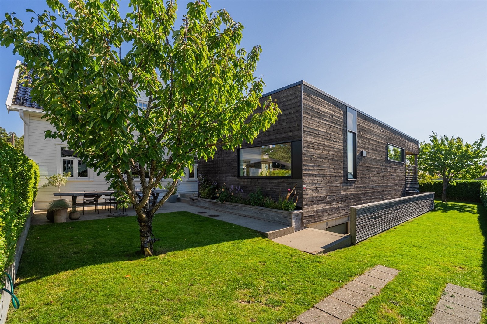 Trapp ned til utleiedel med egen inngang Galleribilde