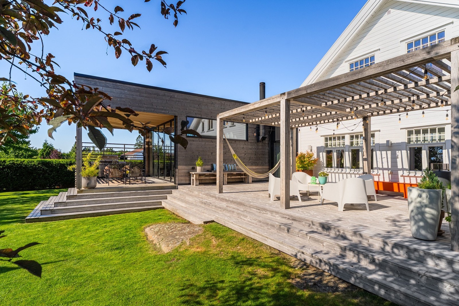 Flere solrike uteplasser rundt på eiendommen. Galleribilde