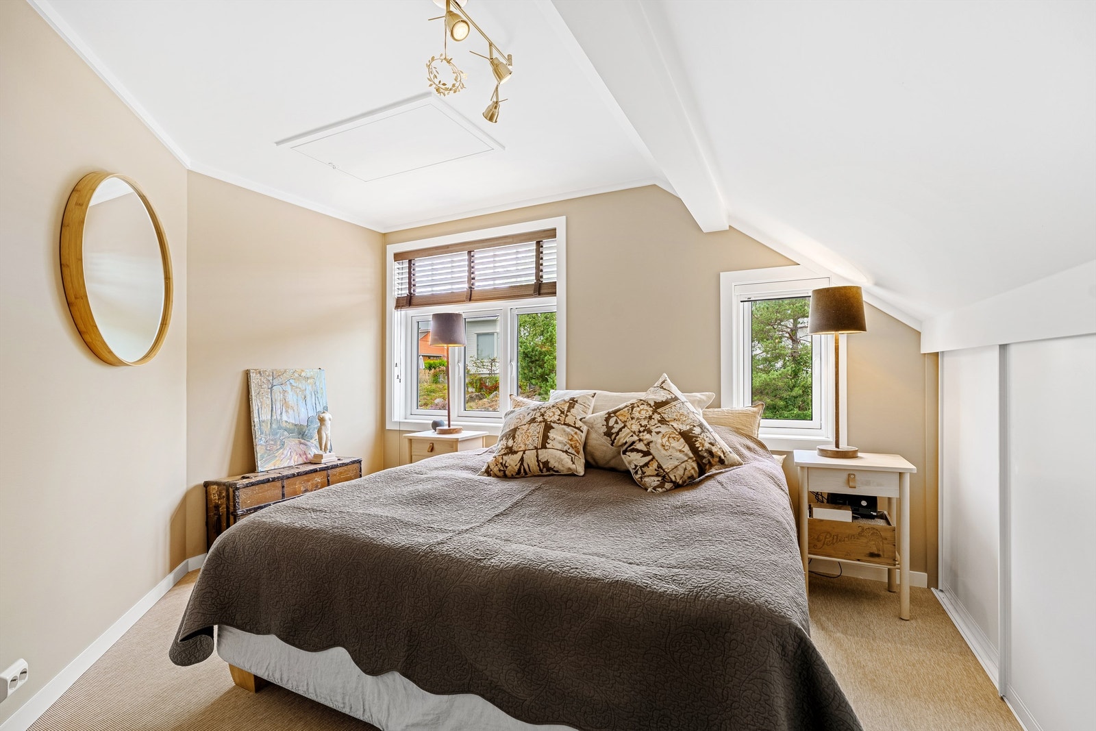 Delikat soverom med skyvedørsgarderobe i skråveggen Galleribilde