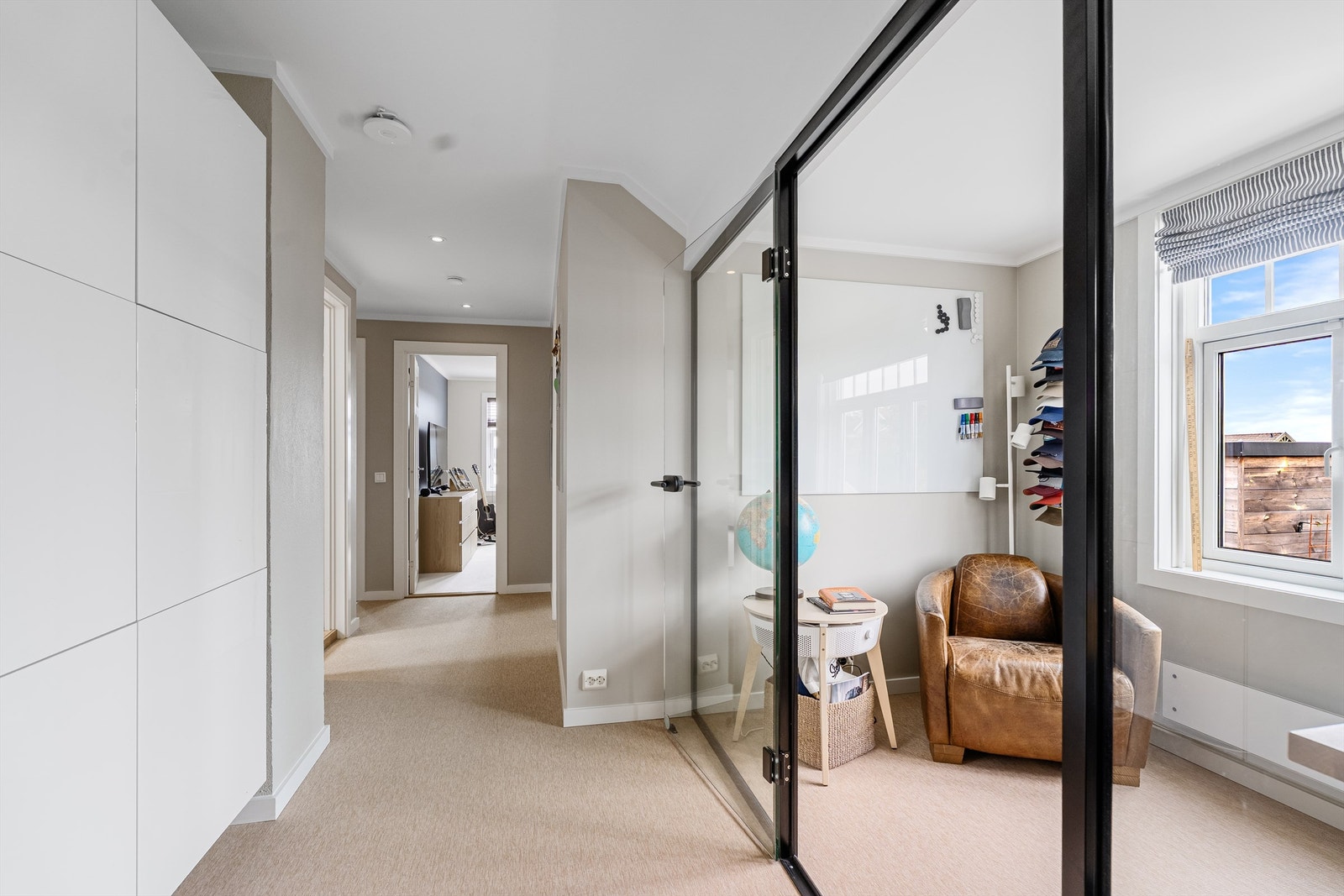 Åpent i 2 etasje med god garderobeplass i gangen Galleribilde