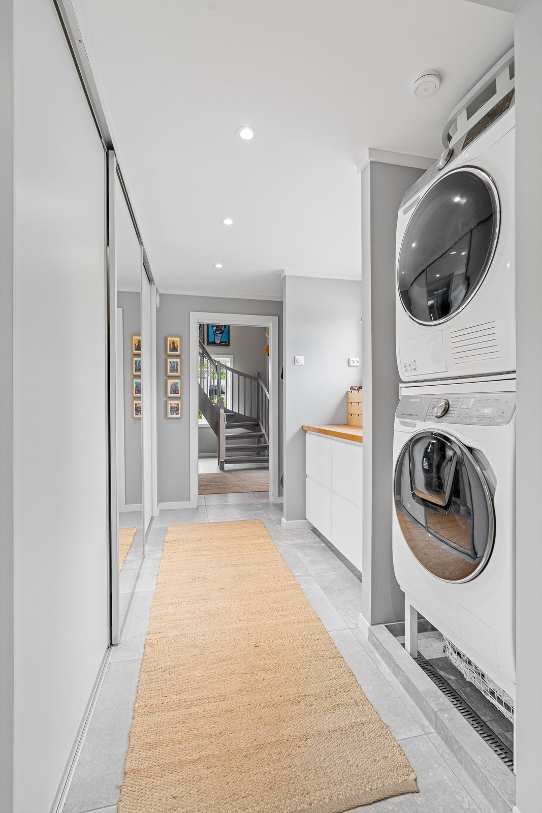 Skyvedørsgarderobe på vaskerom og innebygd plass til vaskemaskin og tørketrommel Galleribilde