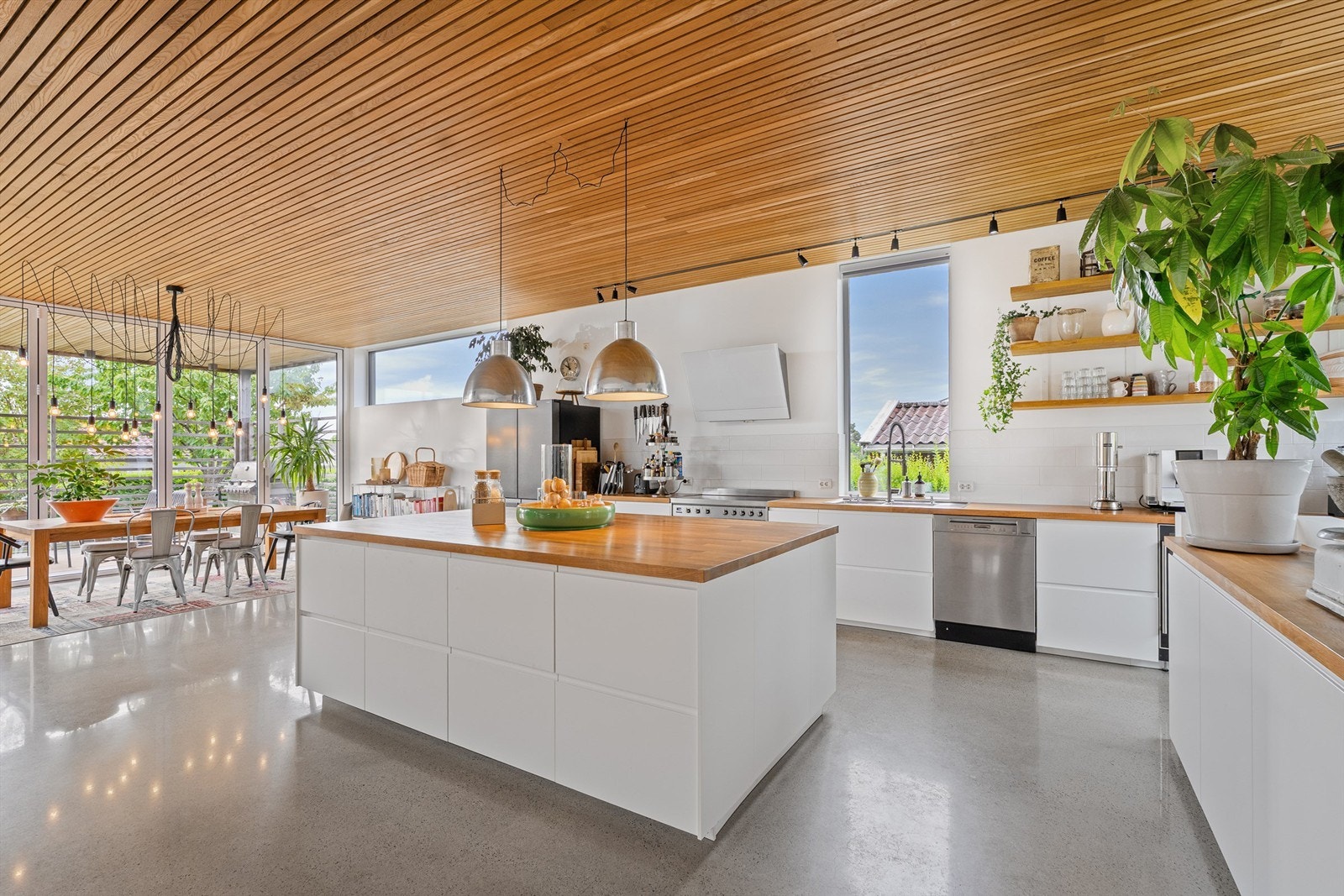 Stort kjøkken med god takhøyde og gjennomgående lys. Foldedør ut til terrasse. Galleribilde