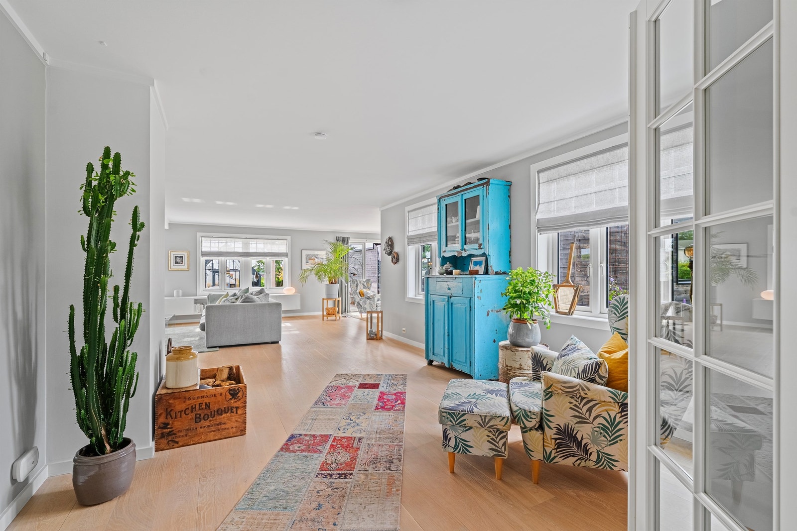 Fra vindfang og inn til stuen. Galleribilde