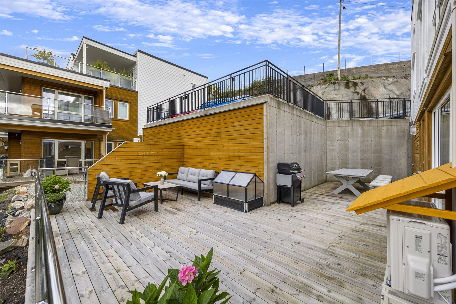 Uteplassen tilhører leiligheten, det gjelder terrassen som er inngjerdet i tilknytning til leiligheten (tinglyst) Galleribilde