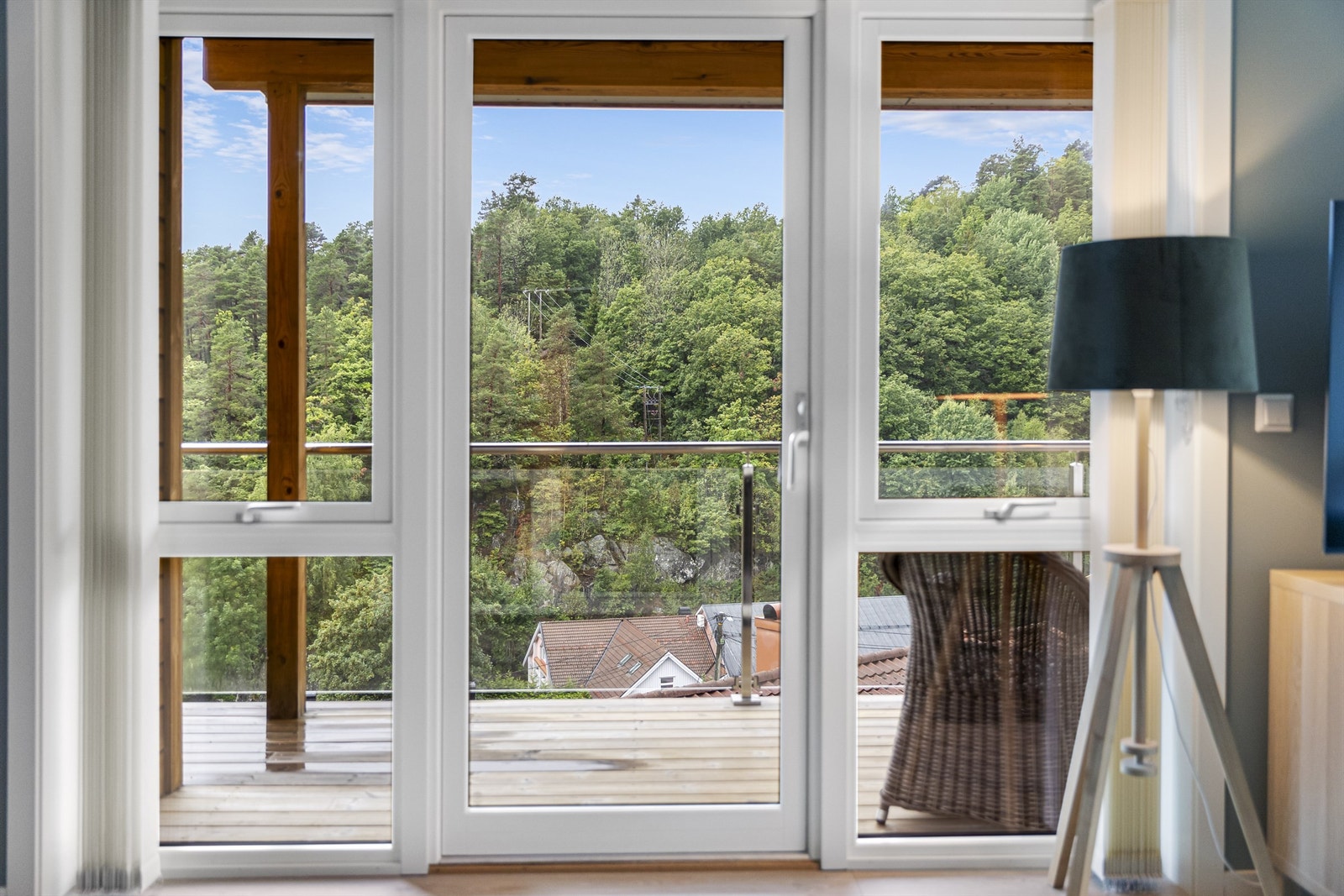 Det er installert solskjerming på alle vinduer. Galleribilde