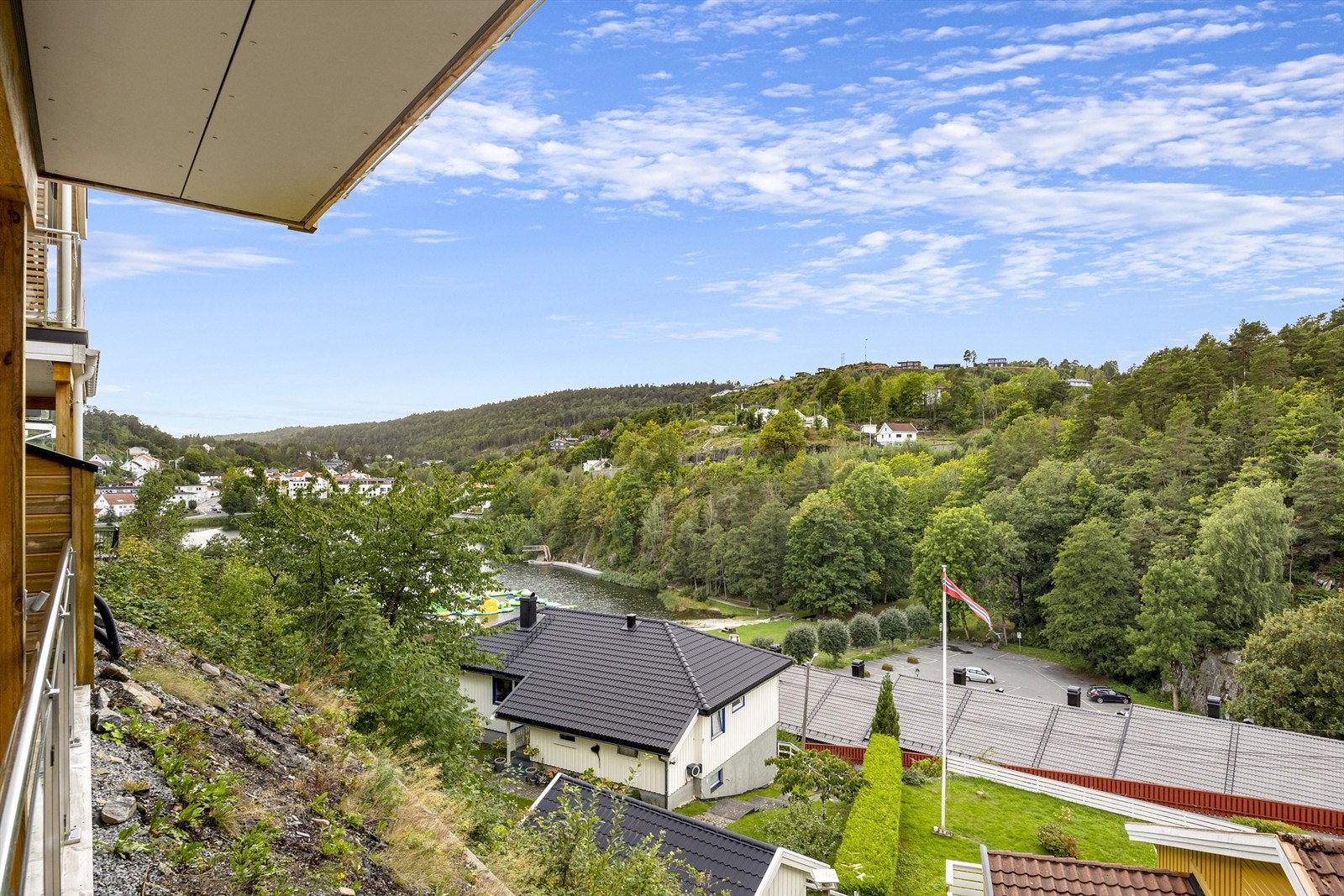 Luftig og fin utsikt mot Tjenna, hvor det er sandstrand og badepark i sesong. Man har også utsikt mot heia og sentrum, samt gangavstand til alle sentrumsfasilitetene! Galleribilde