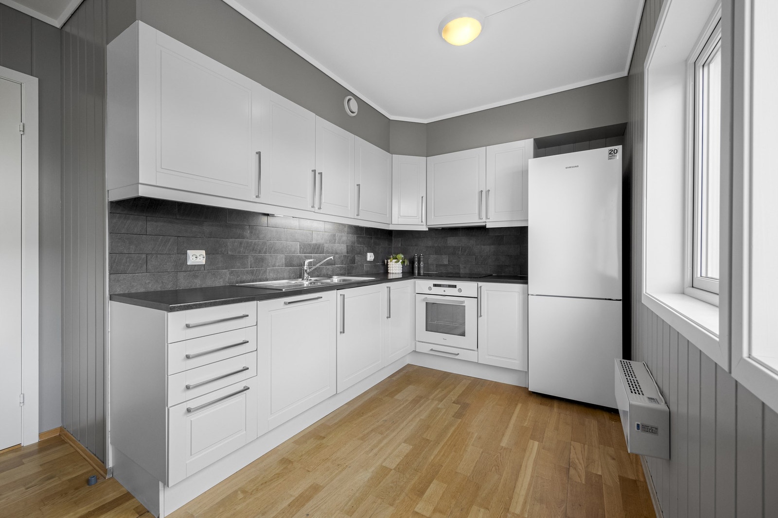 Kjøkkenet er fra Sigdal. Integrerte hvitevarer medfølger. Galleribilde