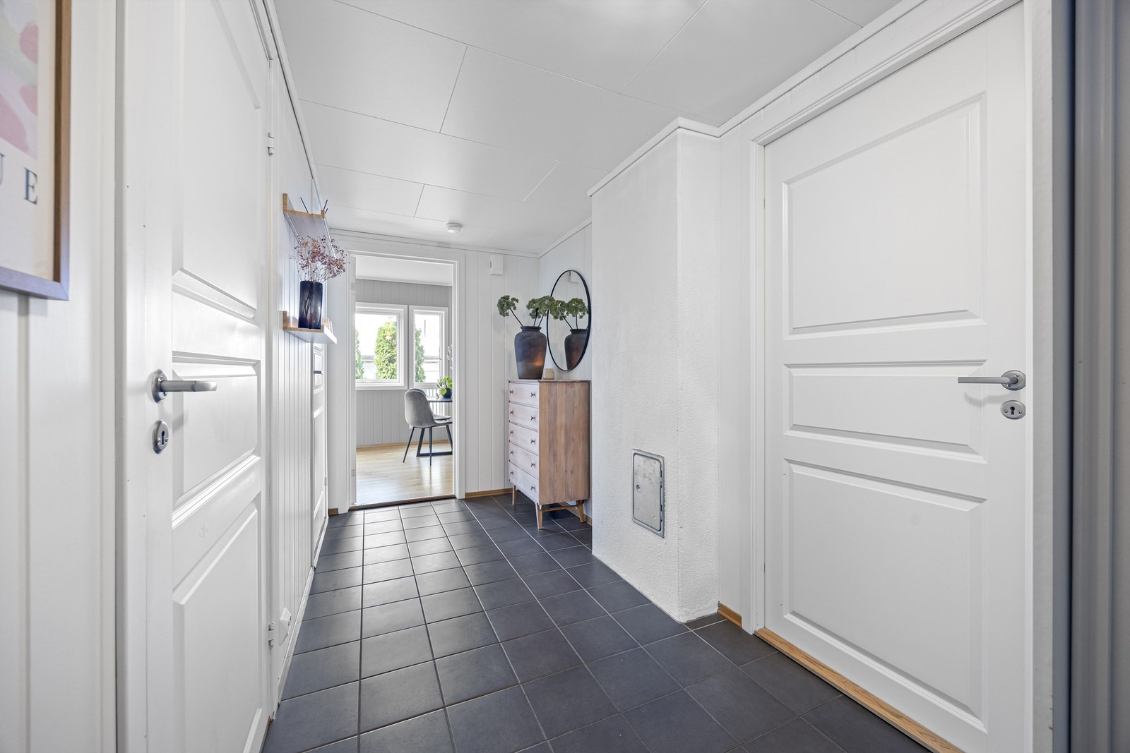 Det er også en skyvedørsgarderobe med speil i gangen. Galleribilde