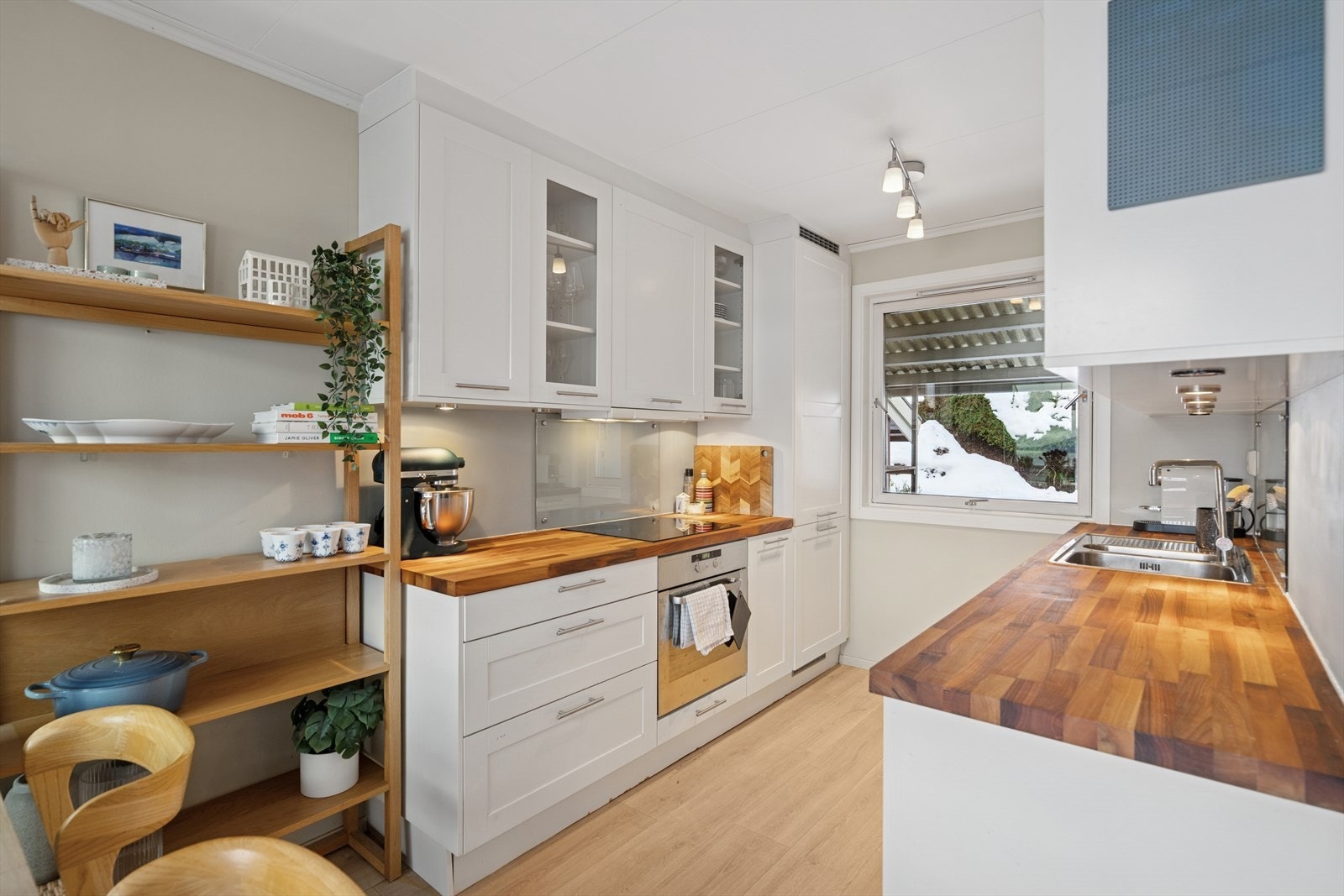 Innredningen er fra Norema og har klassiske profilerte fronter kombinert med en benkeplate i heltre som gir et tidløst og varmt uttrykk. Galleribilde