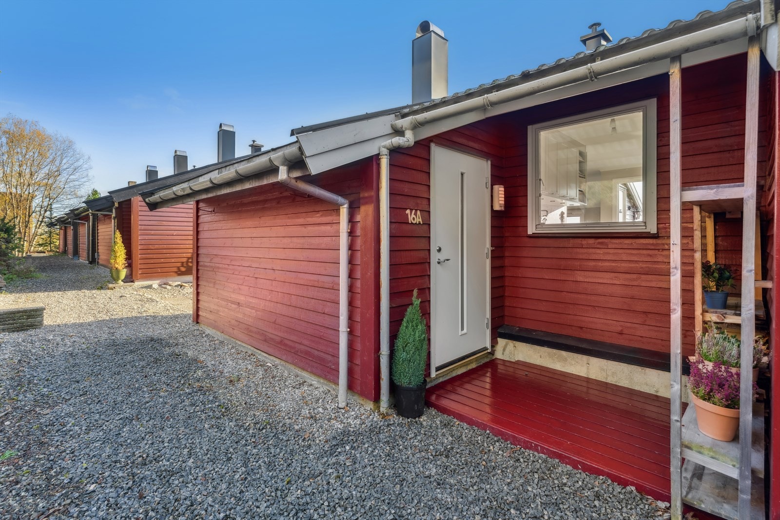 Inngangspartiet er pent opparbeidet med singel og treplatting, og har et praktisk takoverbygg som ble etablert i 2003 og som gir god skjerming mot vind og vær. Galleribilde