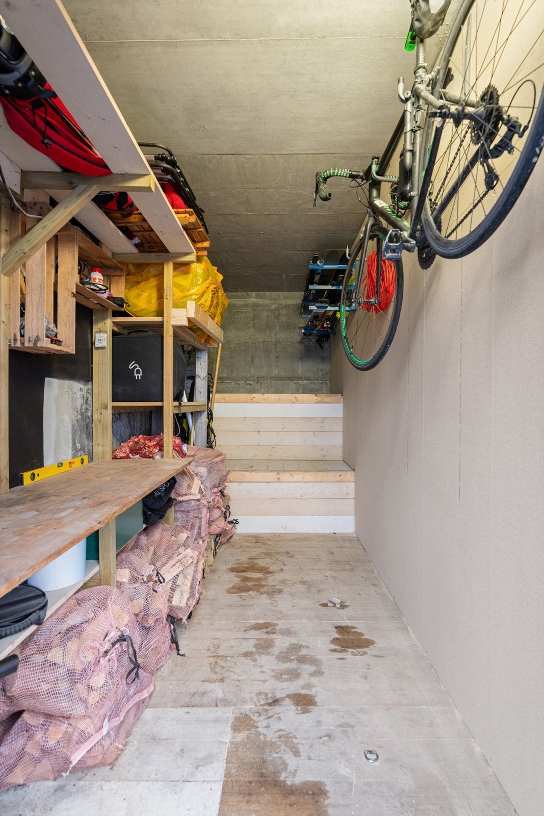 I 2015 ble det oppført en praktisk bod mellom carportene til 14D og 16A, som gir ekstra lagringsplass og en ryddig løsning for oppbevaring. Galleribilde