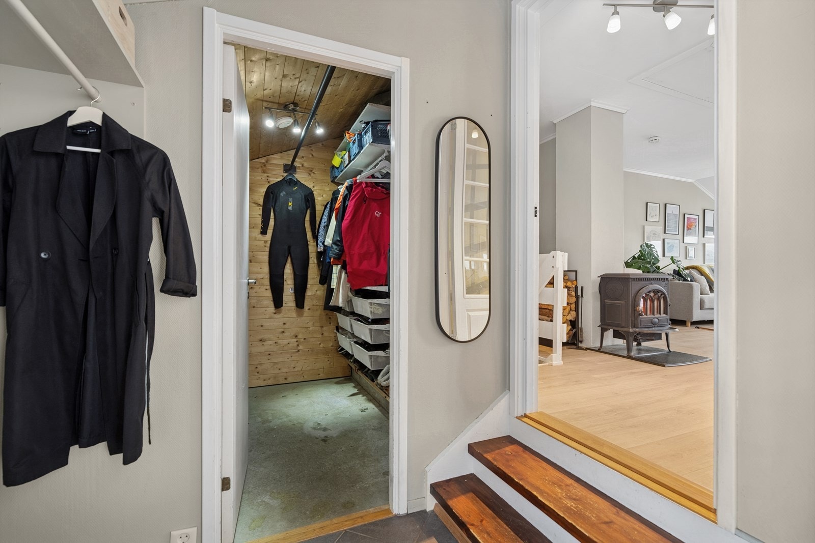 Her ønskes du velkommen inn i en lys og romslig entré med god plass til oppheng av yttertøy og sko. Fra entréen er det direkte tilgang til en praktisk bod som gir ekstra lagringsplass. Galleribilde