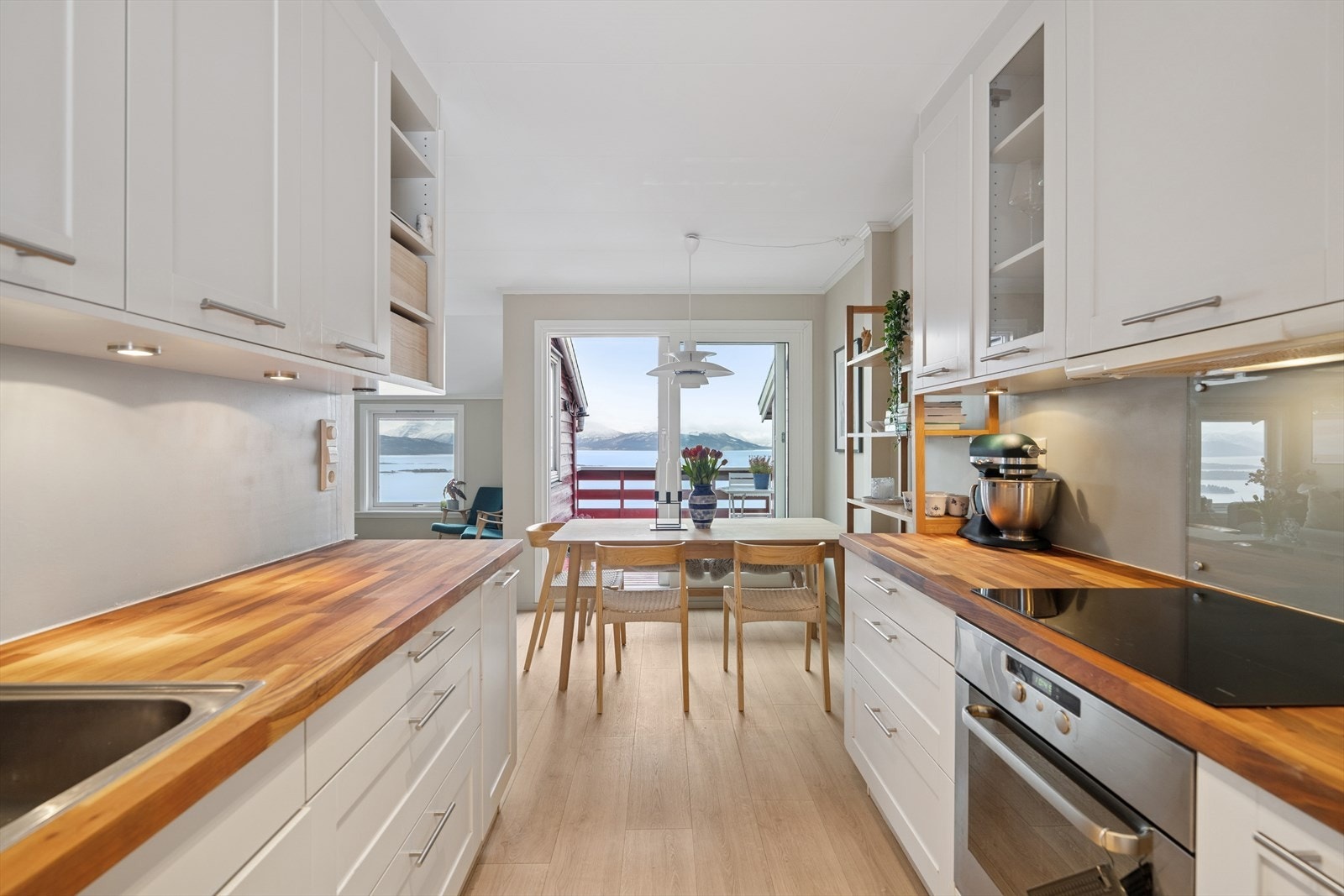 Her kan du lage mat samtidig som du har kontakt med familie og gjester - perfekt for hyggelige sammenkomster. Galleribilde