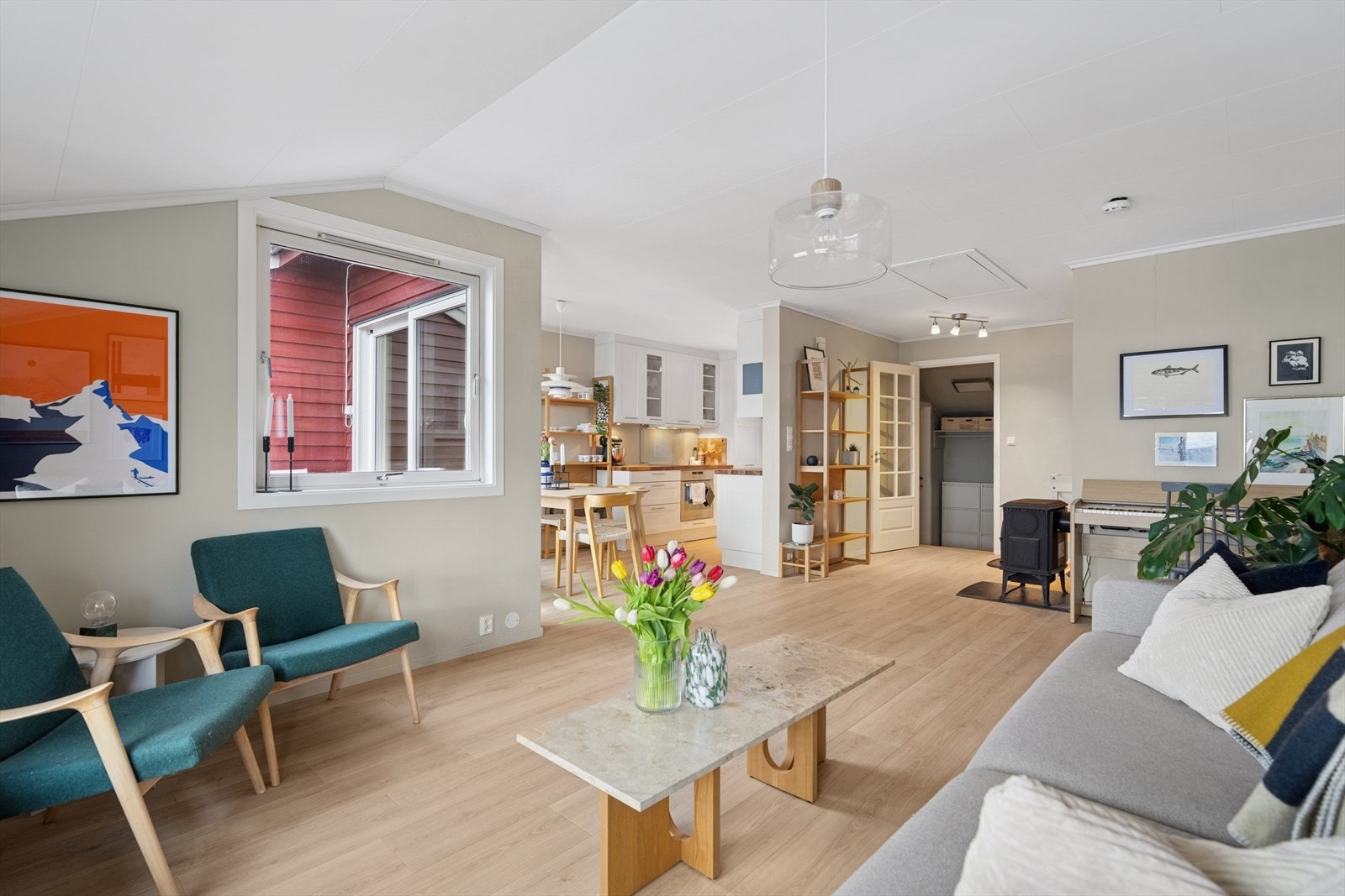 I stuen finner du også en vedovn som skaper hygge og varme på kalde dager. Galleribilde