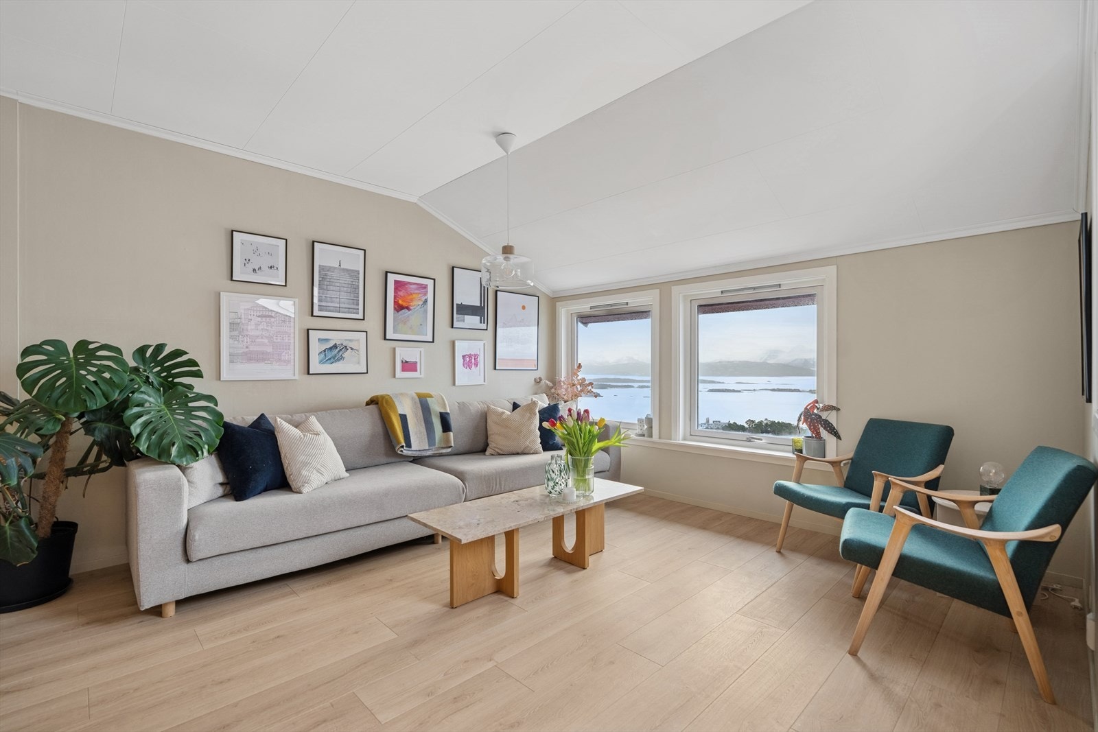 Stuen er romslig og gir god plass til en stor sofagruppe, perfekt for både avslapning og sosiale sammenkomster. Galleribilde