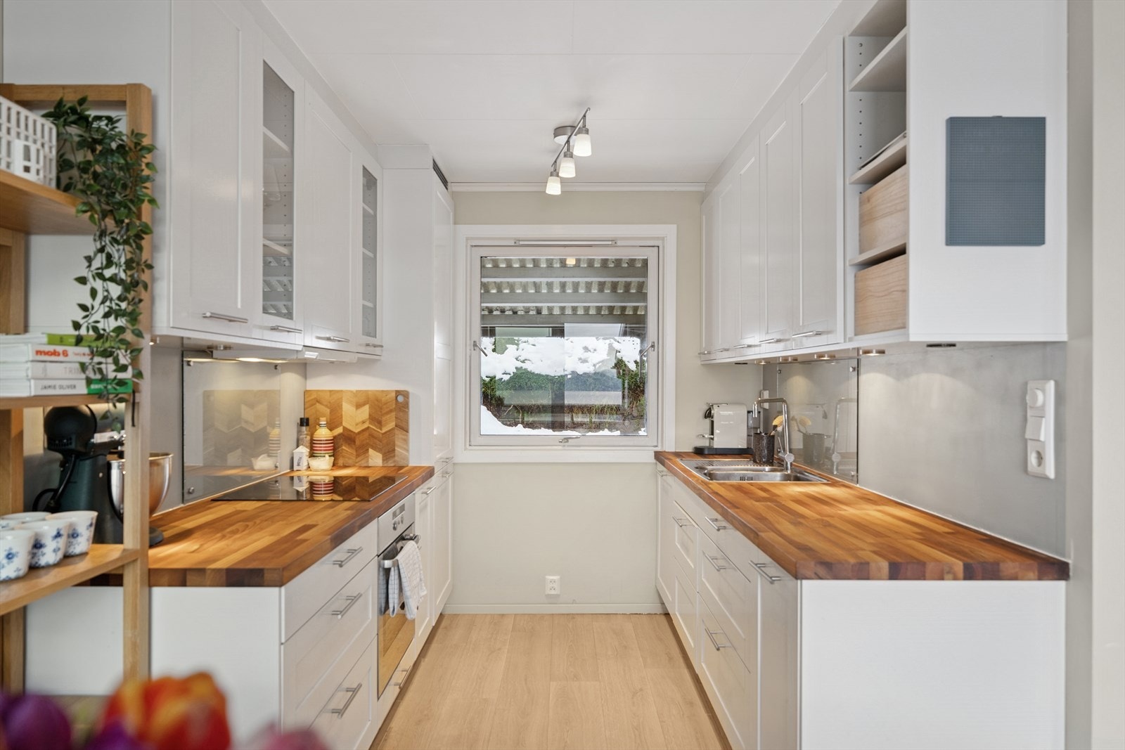 Over vask og platetopp er det montert en glassplate for enklere renhold og et moderne preg. Galleribilde