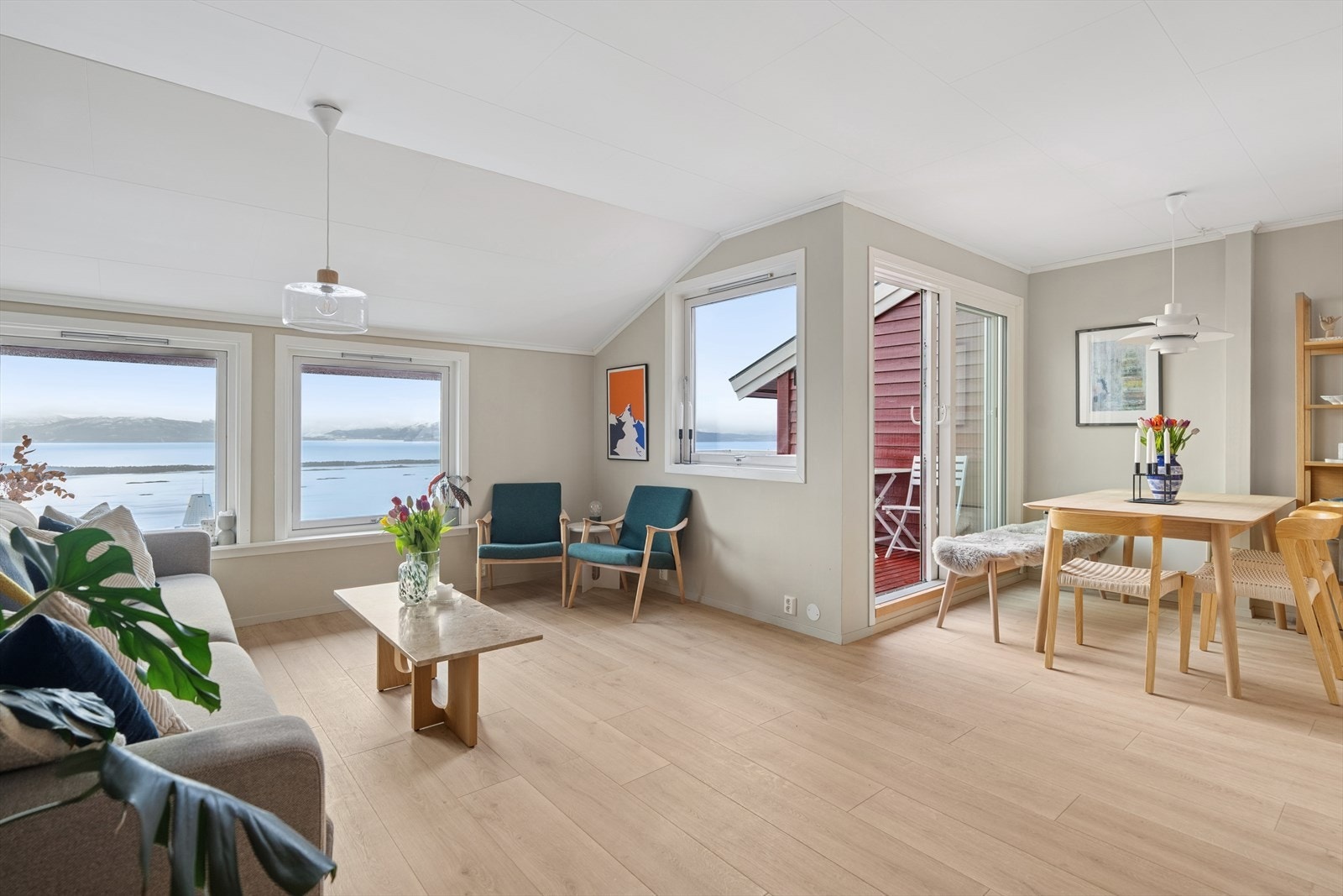 De store vindusflatene slipper inn rikelig med dagslys og gir en fantastisk utsikt som setter stemningen i rommet. Galleribilde