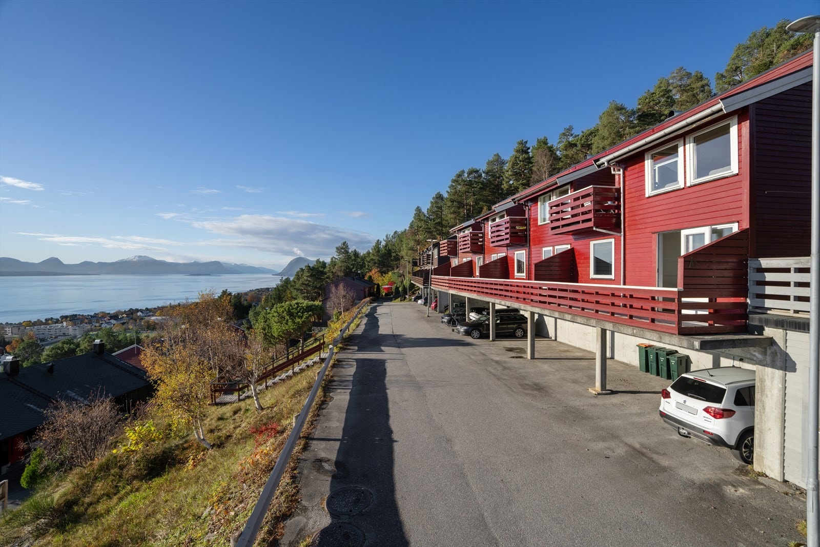 Et meget pent ende rekkehus over 2 plan med 2 soverom og nytt pent baderom. Carport m/el-billader og fantastisk utsikt utover Moldefjorden og områder rundt. Galleribilde