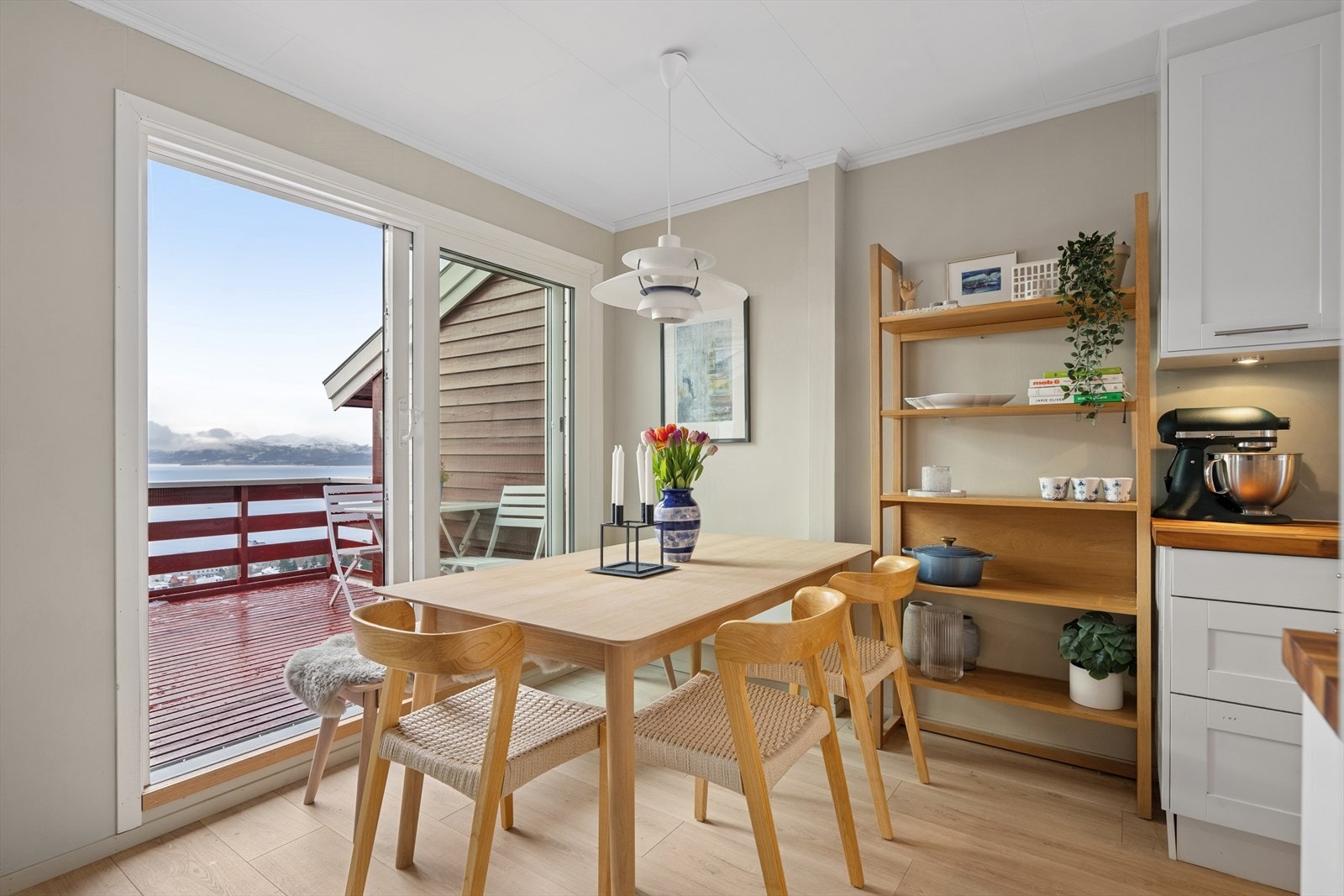 Spisestuen ligger i tilknytning til stuen og kjøkkenet, og har en åpen og luftig løsning som skaper en naturlig flyt i rommet. Galleribilde