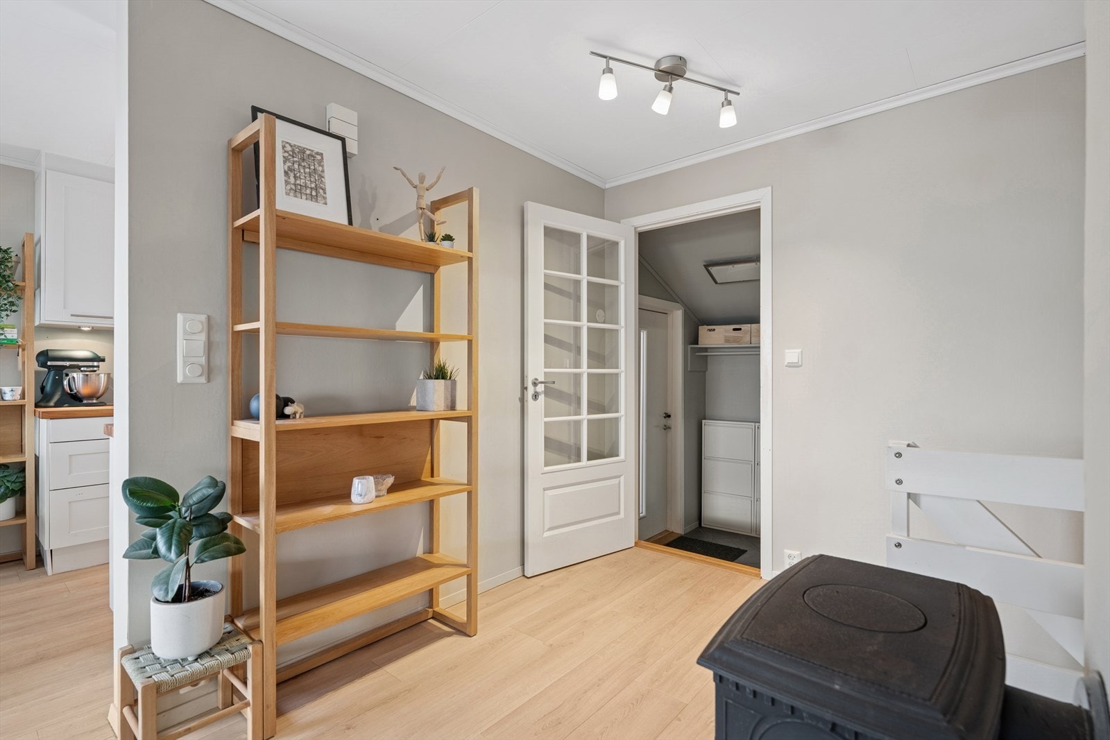 Fra inngangspartiet leder tre trappetrinn opp til boligens sosiale sone - en åpen og luftig løsning med stue og spisestue i tilknytning til kjøkkenet. Galleribilde