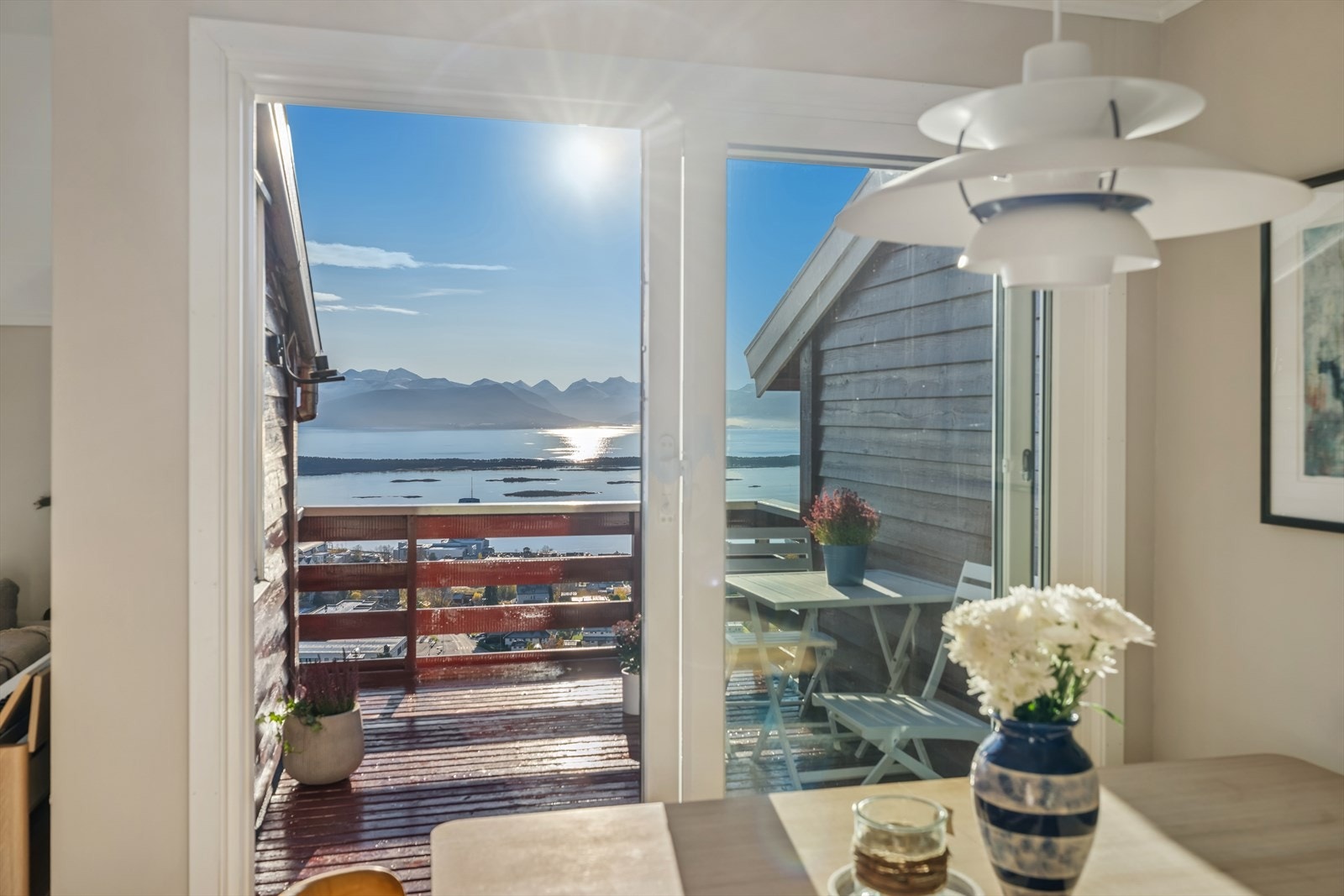 Fra spiseplassen kan du følge årstidene skifte og se båtene gli stille forbi - en utsikt som gjør hvert måltid til en opplevelse. Galleribilde