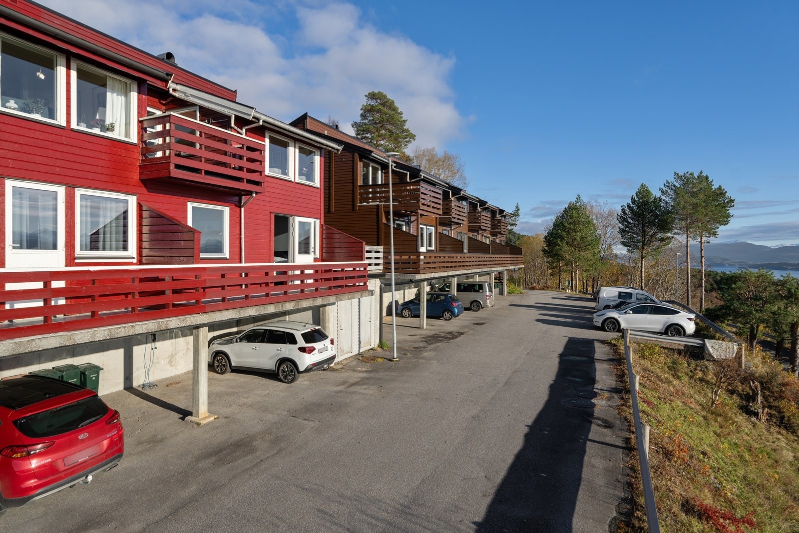 Her bor du skjermet fra trafikk i et trygt og familievennlig område, med kort vei til byens fasiliteter. Fra boligen har du spektakulær utsikt mot Moldepanoramaet - et syn som gir hverdagen det lille ekstra. Galleribilde