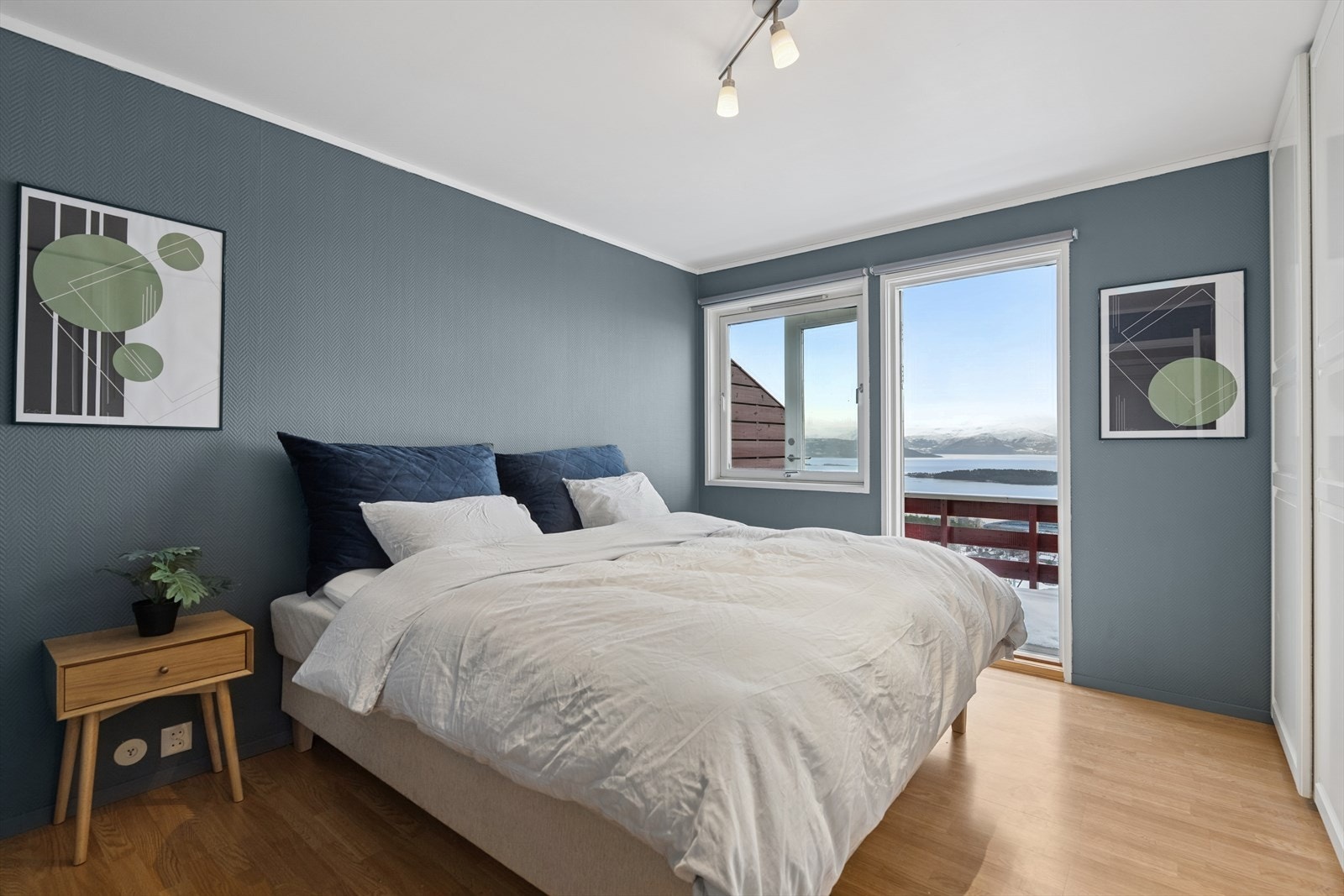 Fra rommet er det direkte utgang til en sørvendt balkong på ca. 9 kvm - et privat fristed med fantastiske solforhold og en utsikt som virkelig imponerer. Galleribilde