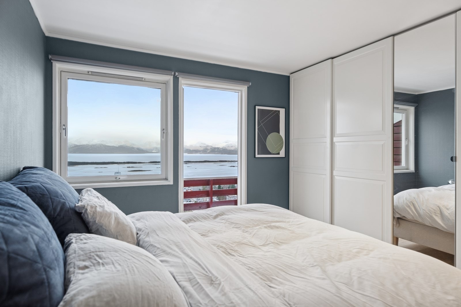Det største soverommet er romslig og innbydende, med god plass til dobbeltseng og tilhørende møbler. Her finner du et praktisk garderobeskap som gir godt med oppbevaringsplass. Galleribilde