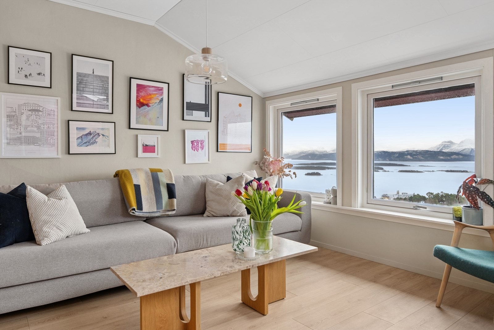 Herfra er det utgang til en sørvendt balkong på ca. 7 kvm, hvor du kan nyte en fantastisk utsikt over Moldefjorden og de vakre omgivelsene. Galleribilde