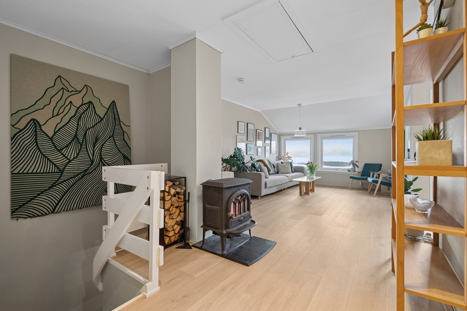 Fra stuen er det adkomst til underetasjen, hvor en mellomgang fordeler rommene. Galleribilde